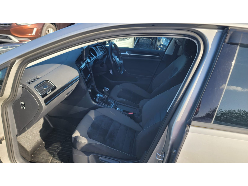 2013 Volkswagen Golf - image 10