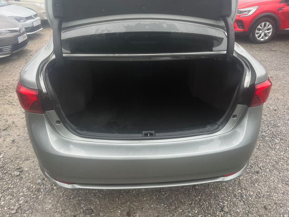 2017 Toyota Avensis - image 5