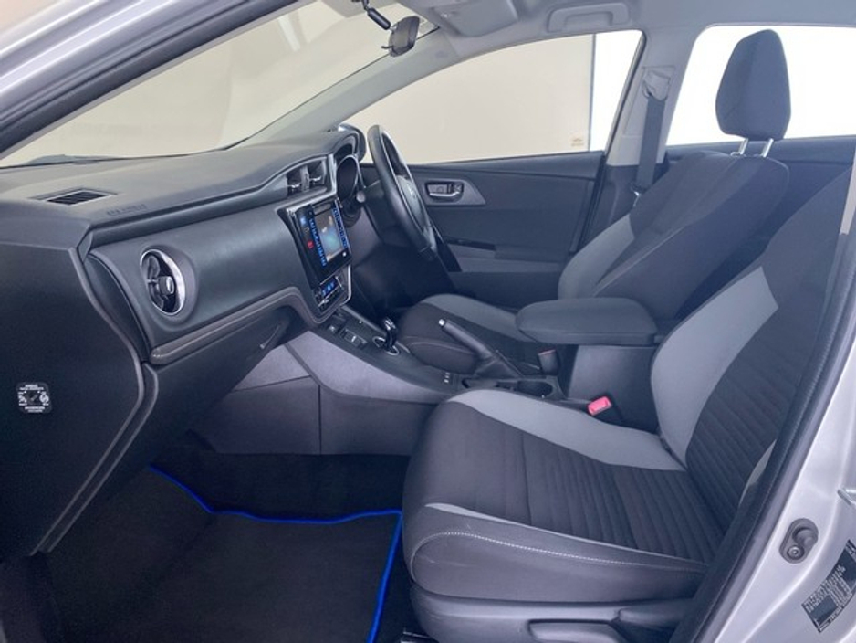 2016 Toyota Auris - image 6