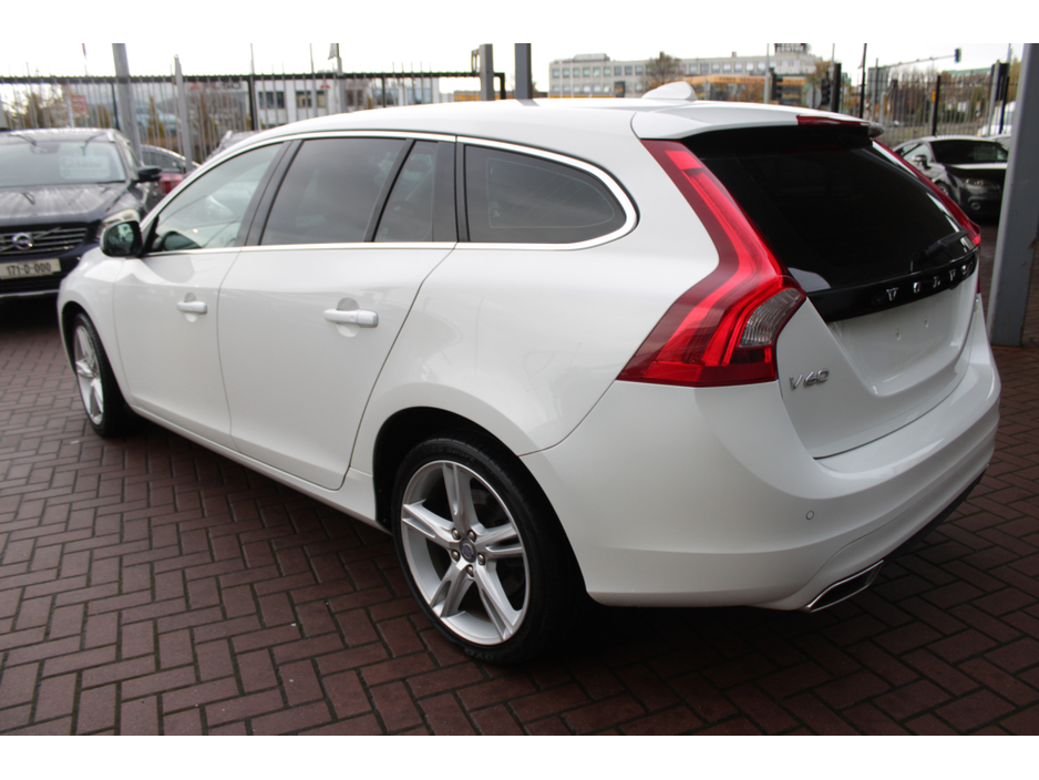 2017 Volvo V60 - image 6