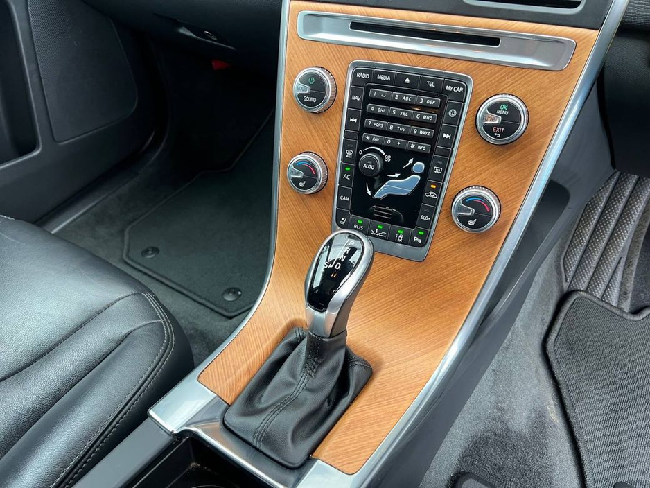 2017 Volvo XC60 D4 CLASSIC 2.0 D // OPENING PAN ROOF // LEATHER INTERIOR // DIGITAL CLUSTER €24,900