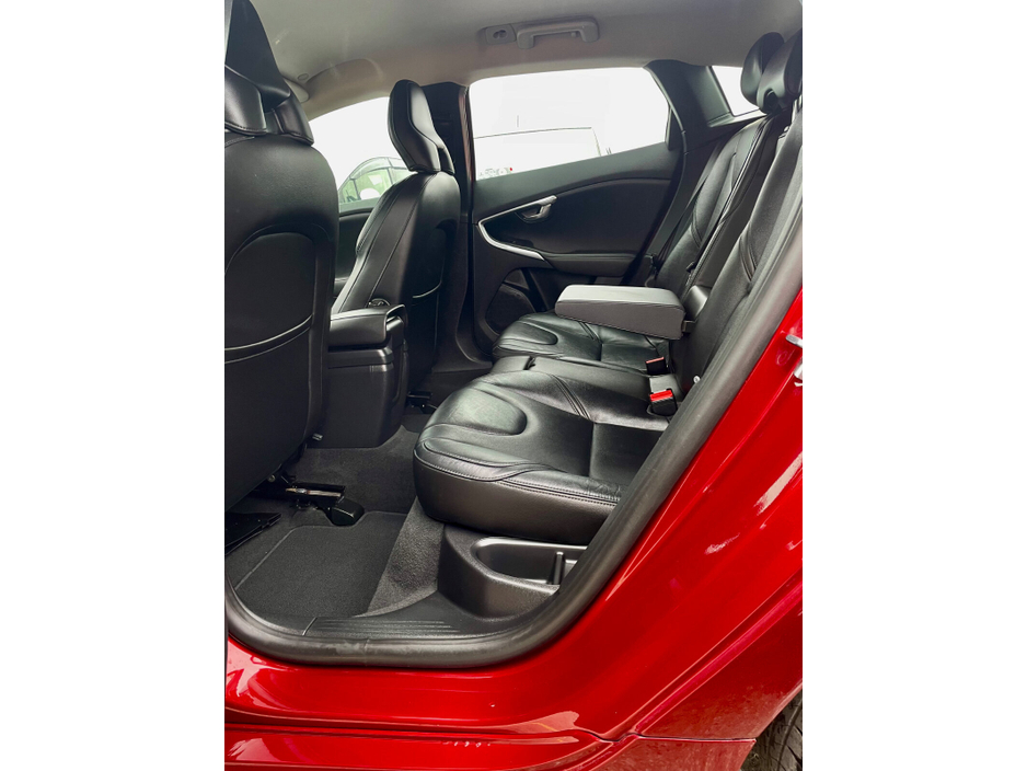 2016 Volvo V40 - image 21