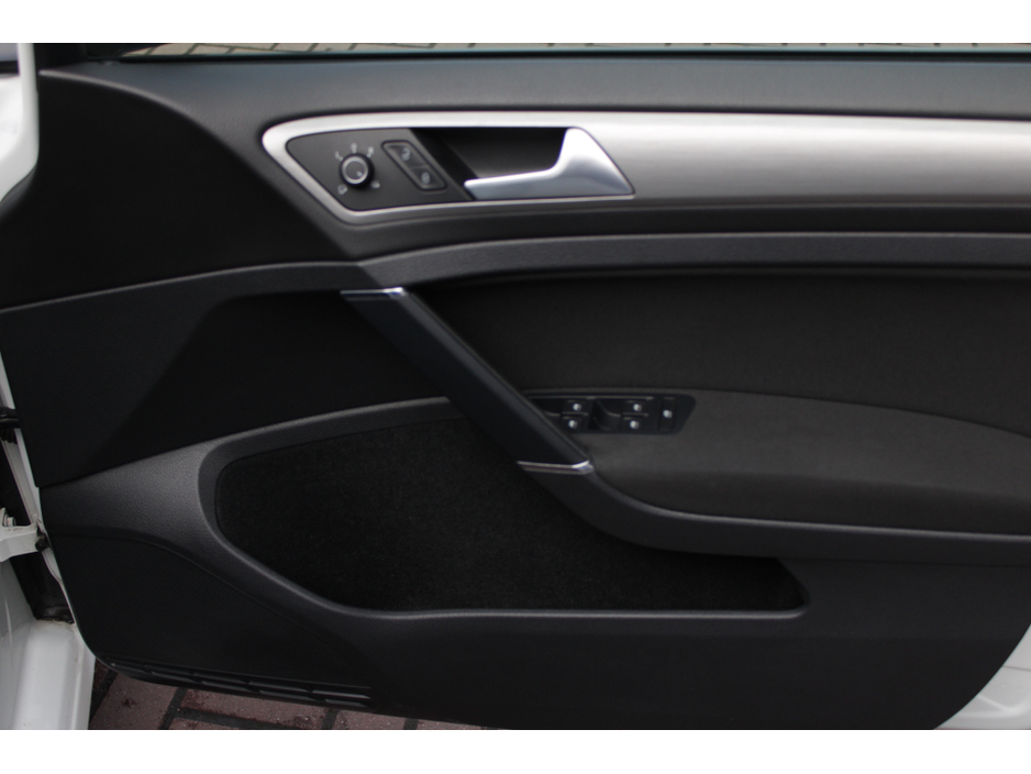 2016 Volkswagen Golf - image 10