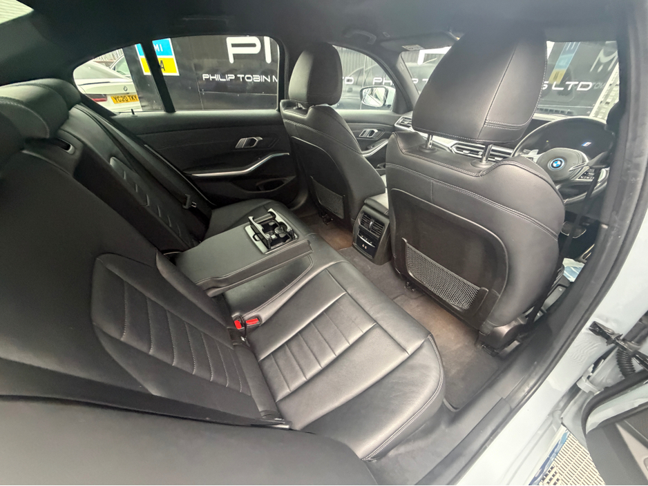 2023 BMW 3 Series - image 12