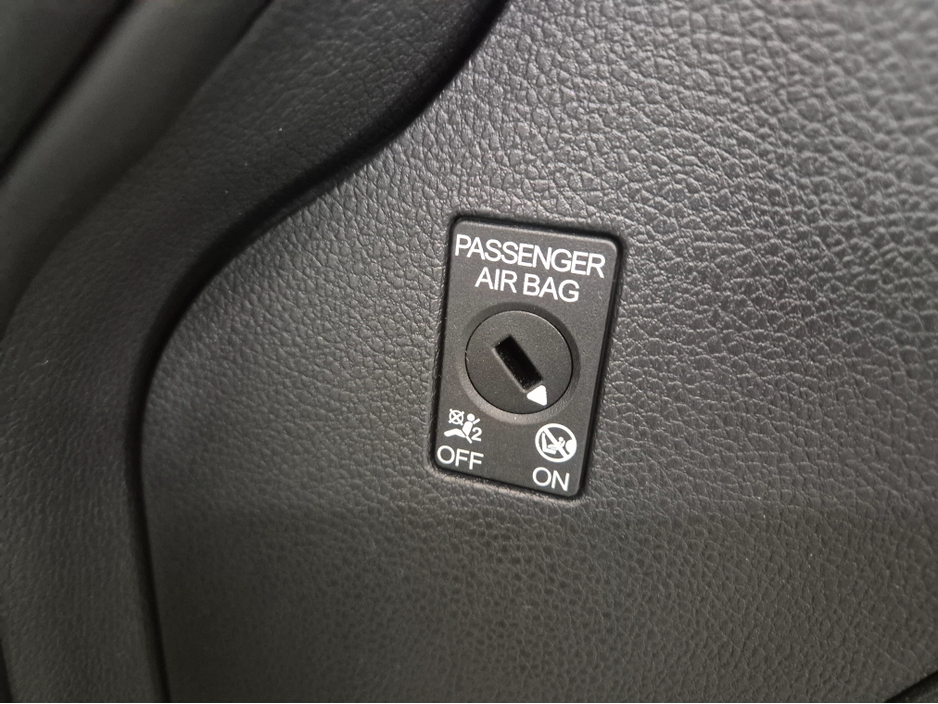 2015 Volkswagen Golf **HIGHLINE**ONLY 64000KMS**ALCANTARA SEATS*17" ALLOYS**LANE ASSIST**KEYLESS ENTRY AND START**ADAPTIVE CRUISE CONTROL**DUAL ZONE CLIMATE CONTROL**REVERSE CAMERA**BLUETOOTH STREAMING**FOLDING MIRRO €15,449