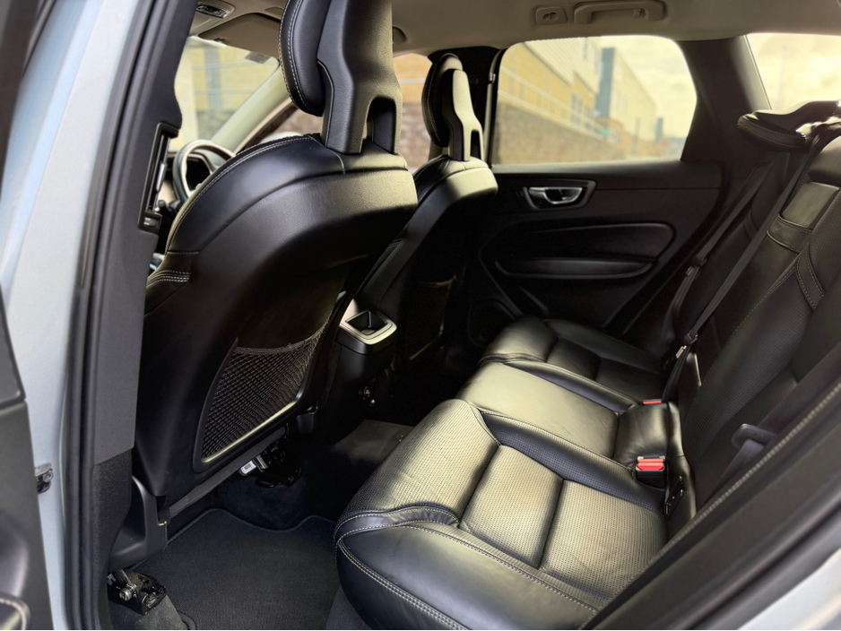 2018 Volvo XC60 - image 27