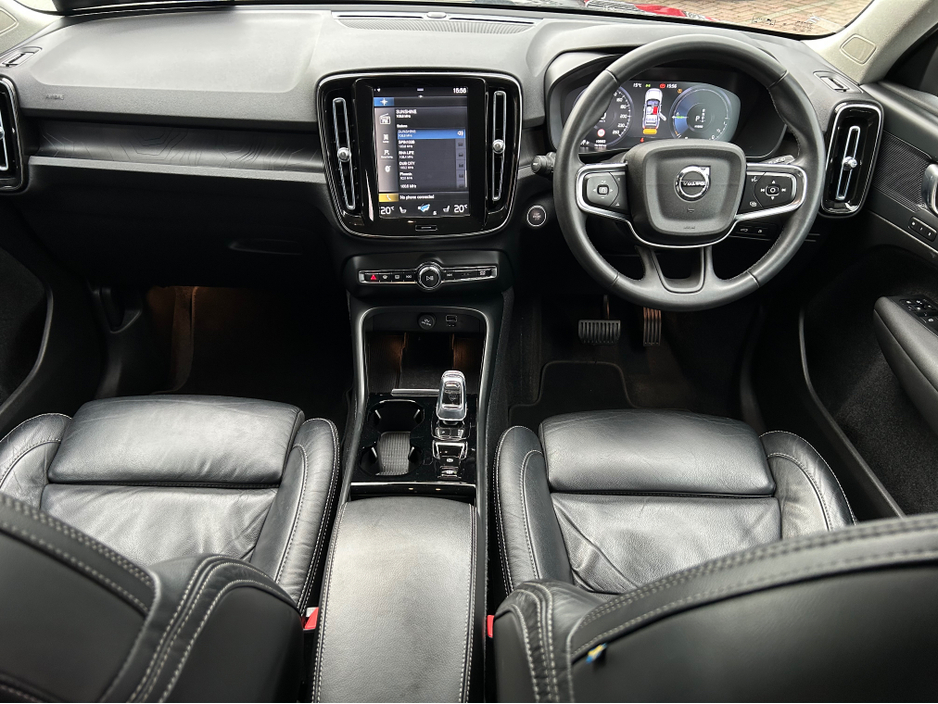 2023 Volvo XC40 - image 19