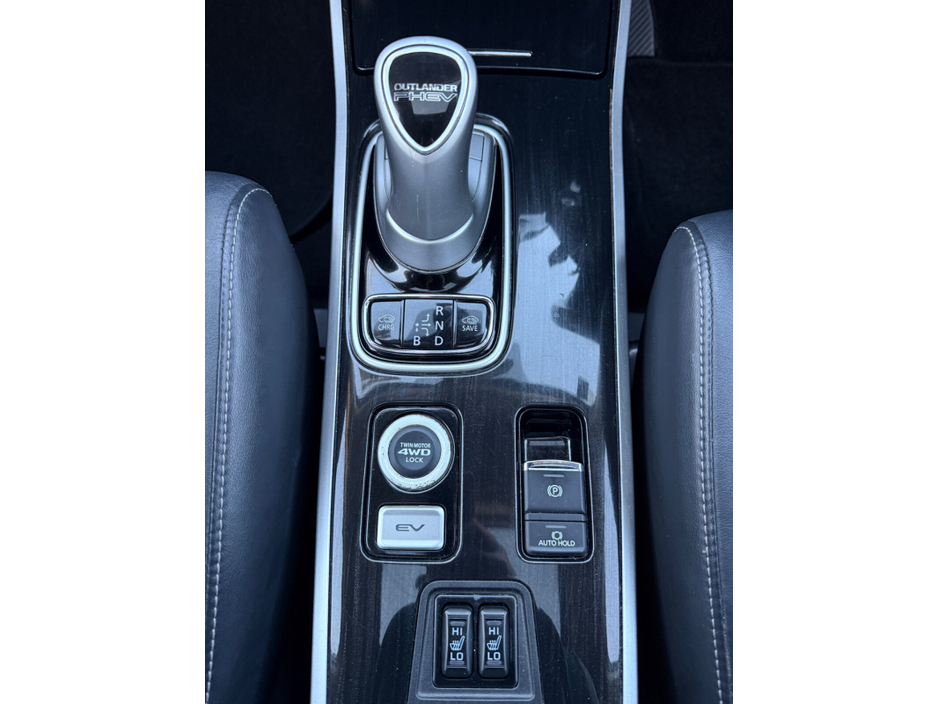 2017 Mitsubishi Outlander - image 9