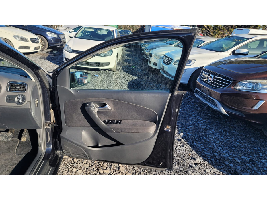 2011 Volkswagen Polo - image 9