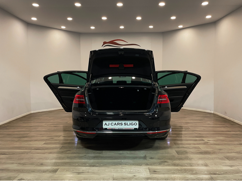 2015 Volkswagen Passat - image 5