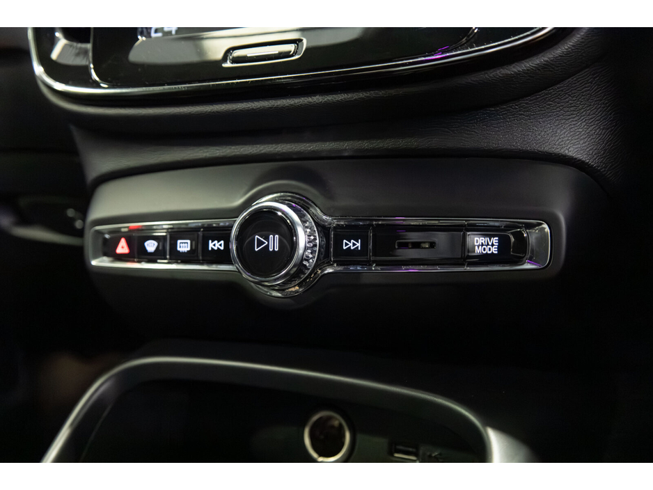 2020 Volvo XC40 - image 23