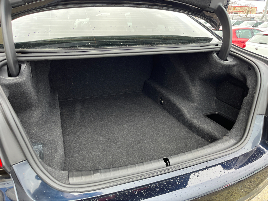 2022 BMW 5 Series - image 8