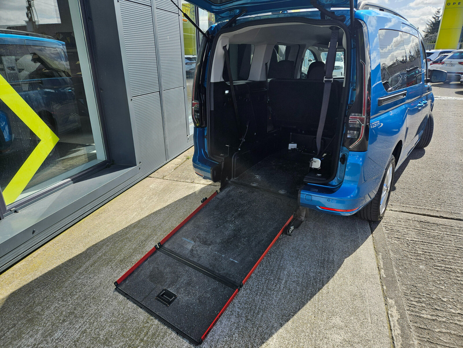 2023 Volkswagen Caddy Maxi Life - image 8