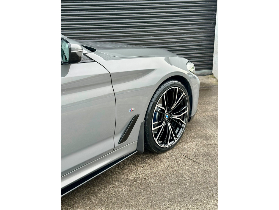 2021 BMW 5 Series - image 9