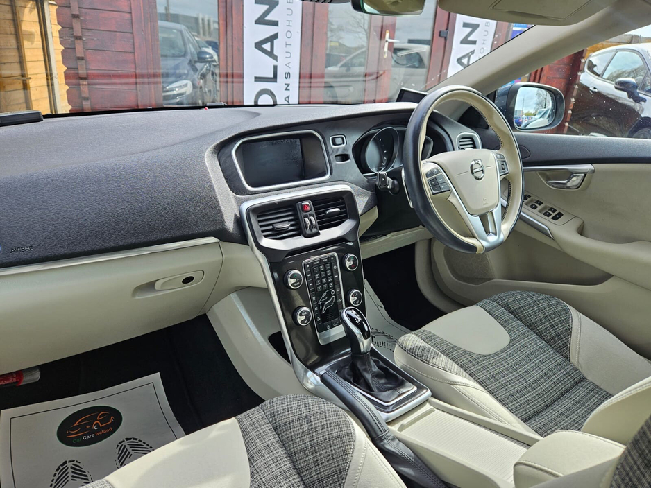 2019 Volvo V40 - image 21
