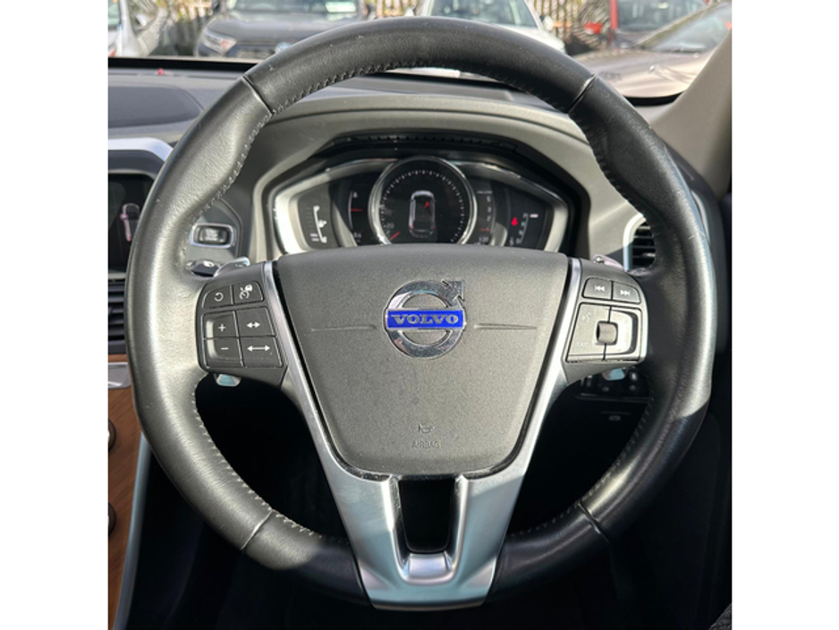 2017 Volvo XC60 - image 16