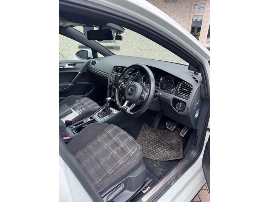 2015 Volkswagen Golf - image 16