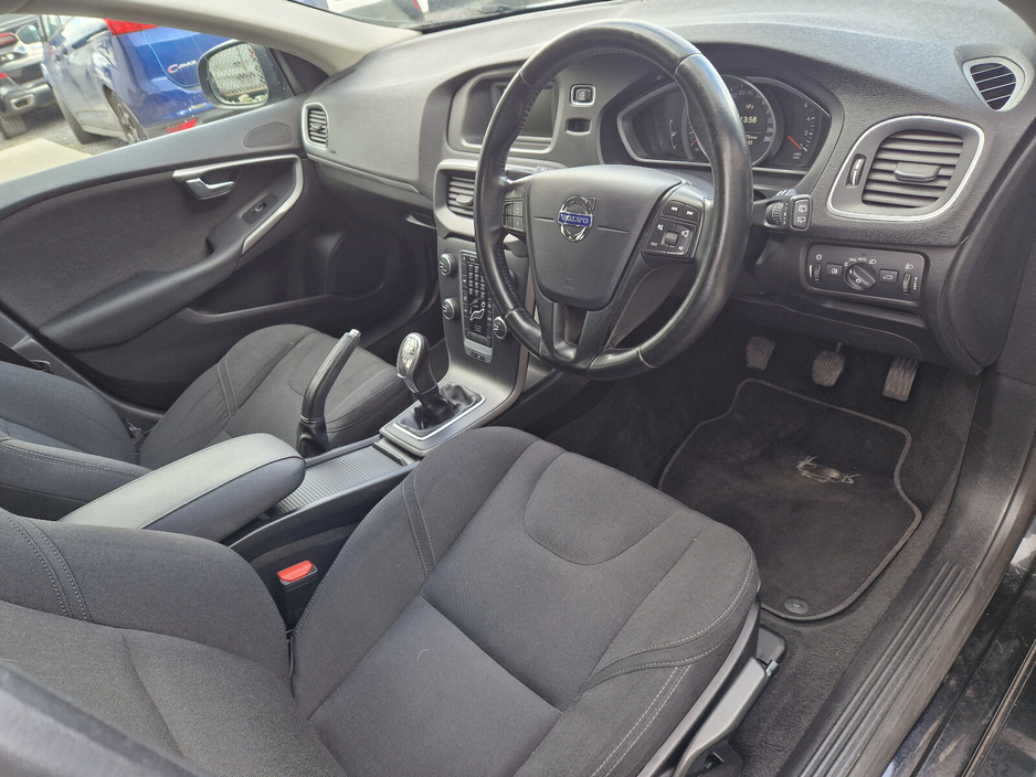 2013 Volvo V40 - image 11