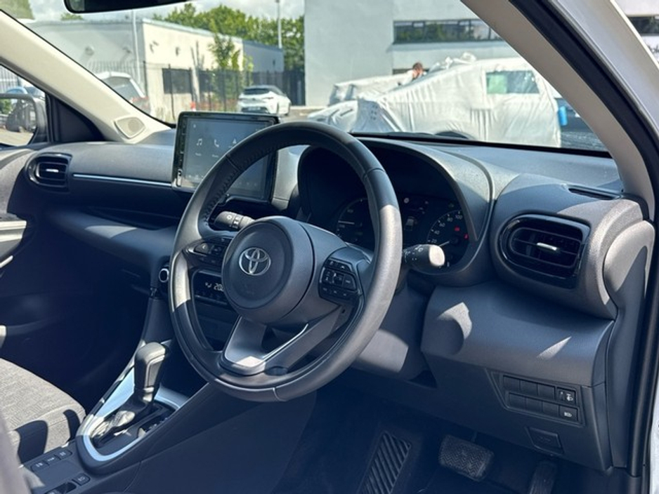 2025 Toyota Yaris HYBRID LUNA + CARBON PACK // REAR CAMERA // TOYOTA SAFETY SENSE // BLUETOOTH // AIR CON // FULL WARRANTY €26,445