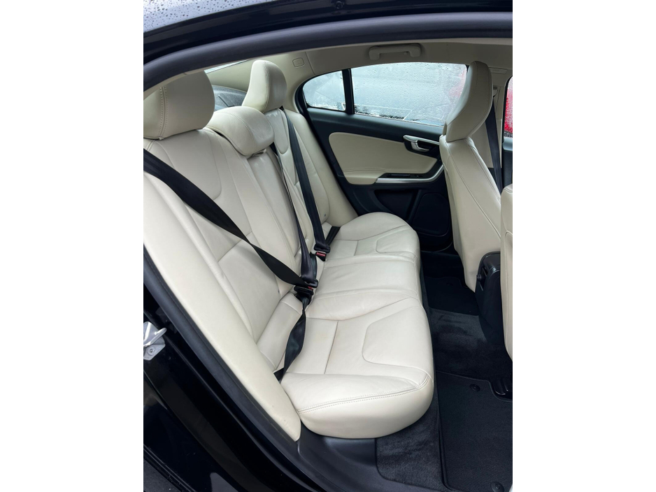 2018 Volvo S60 - image 13