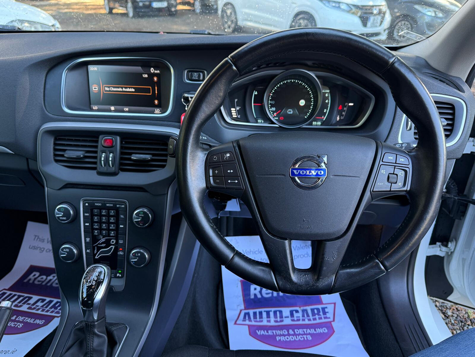 2014 Volvo V40 - image 6