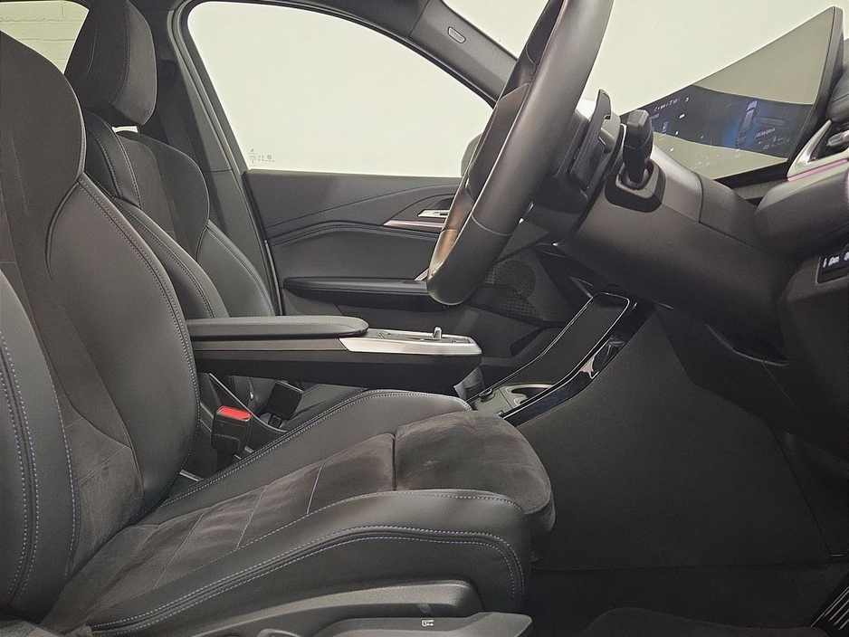 2025 BMW X1 - image 12