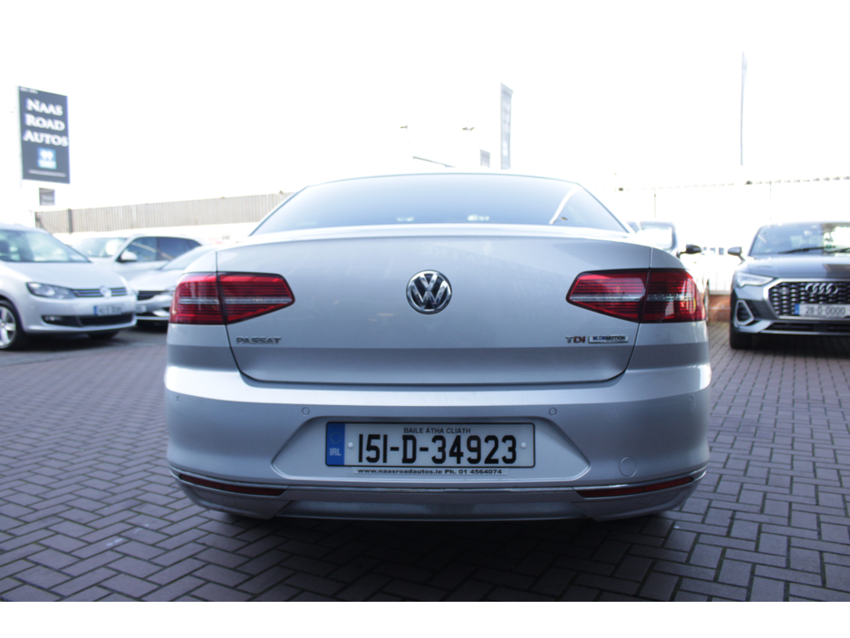 2015 Volkswagen Passat - image 5