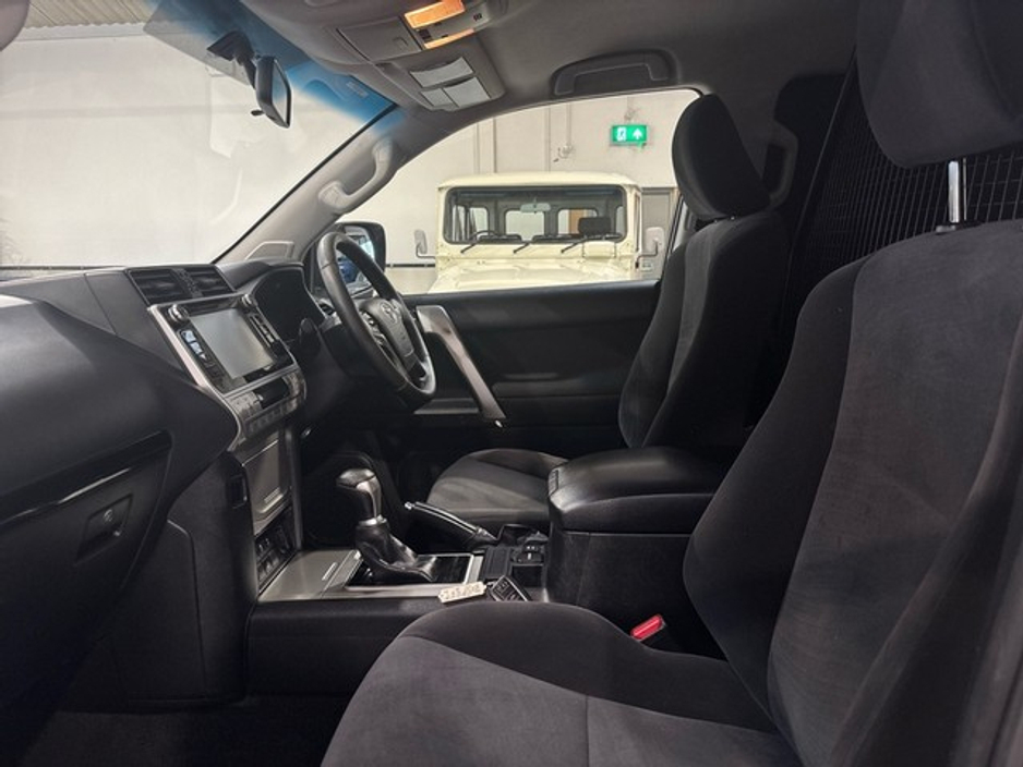 2018 Toyota Landcruiser - image 6