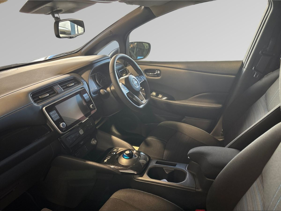 2023 Nissan Leaf - image 4