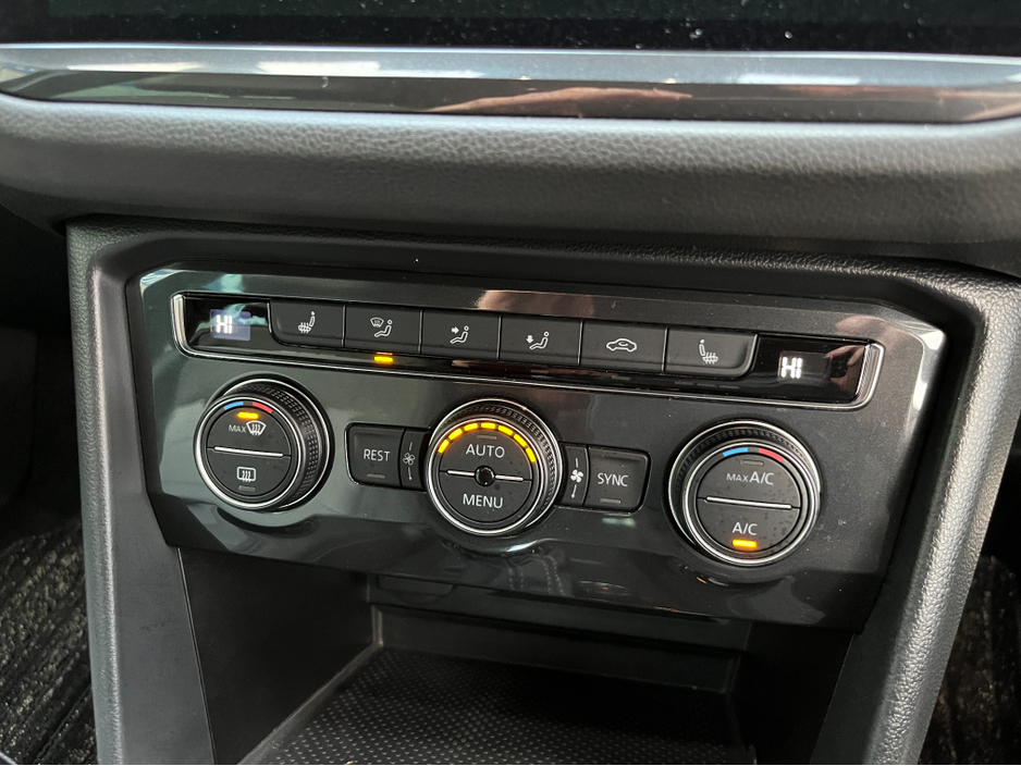 2020 Volkswagen Tiguan R-LINE 4MOTION AUTOMATIC 2.0 DIESEL //LOW MILES//HIGH SPEC//HEATED FRONT AND REAR SEATS//HEAD UP DISPLAY//360 PARKING CAMERAS// €34,950