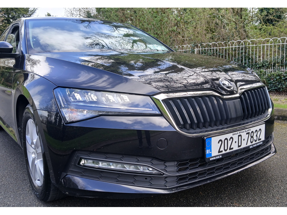 2020 Skoda Superb - image 3