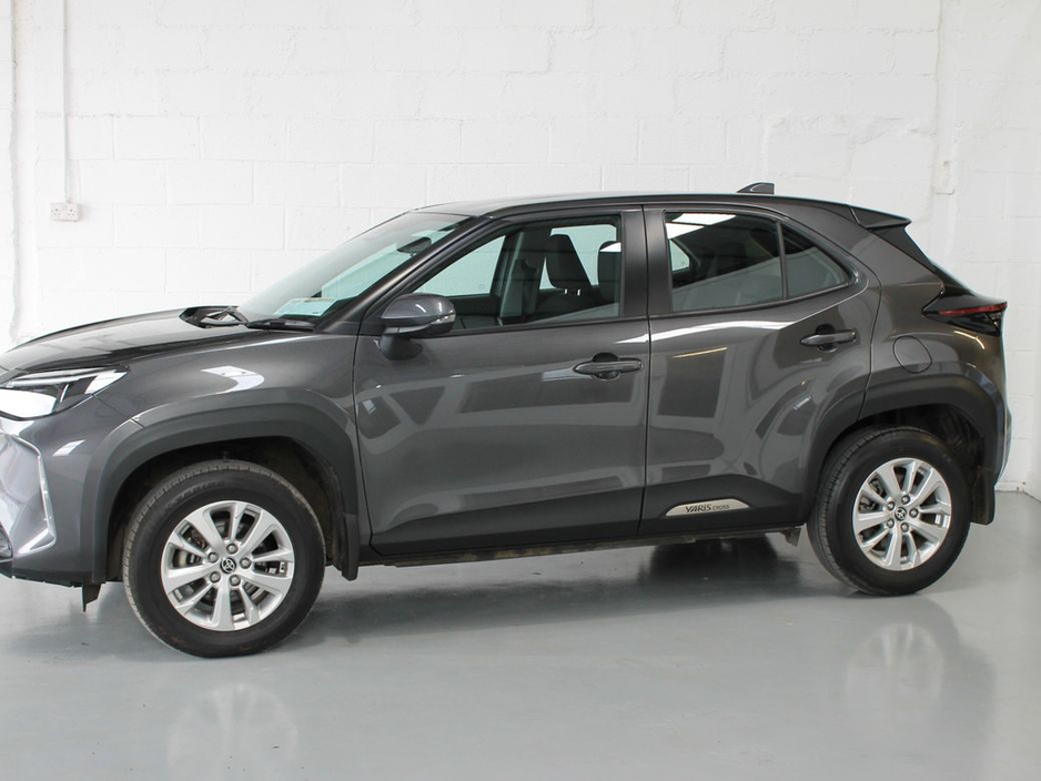 2024 Toyota Yaris - image 4