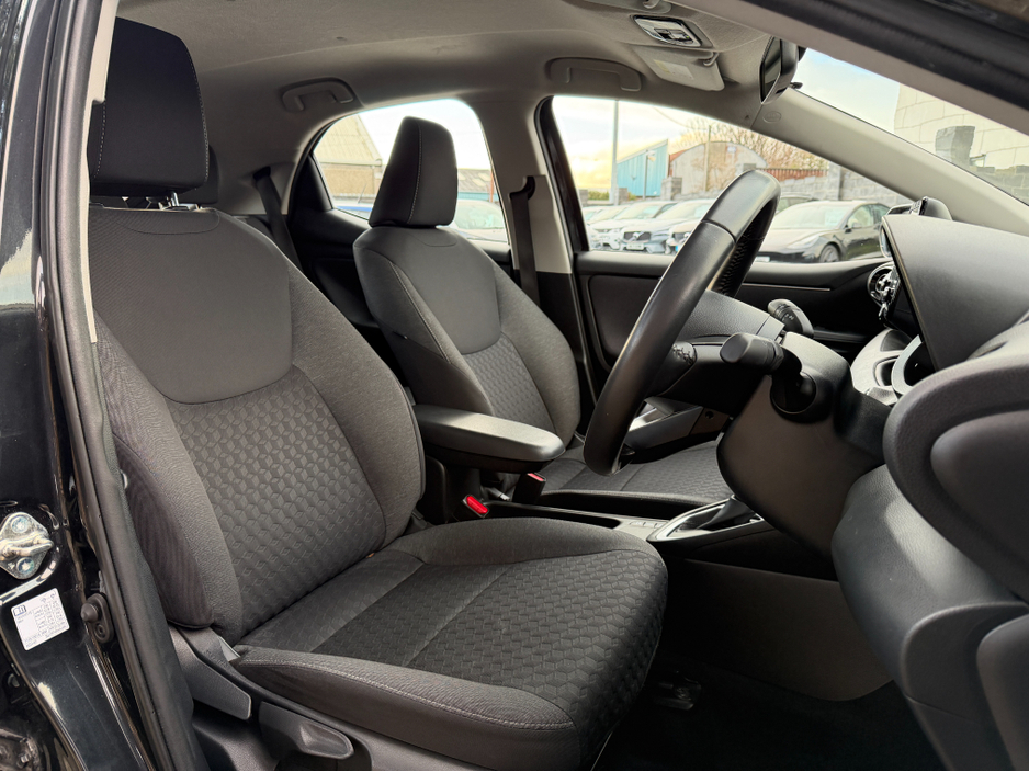 2023 Toyota Yaris 1.5 HYBRID..REAR CAMERA..APPLE CARPLAY €16,900