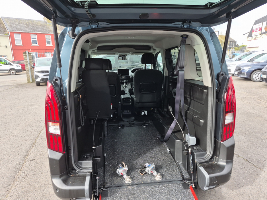 2024 Peugeot Rifter - image 14