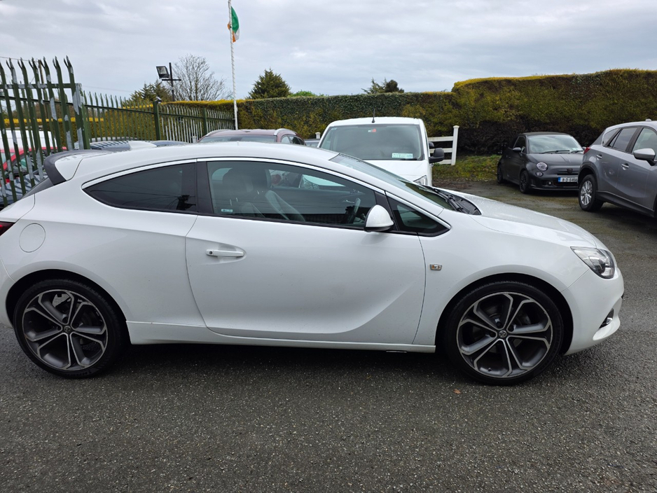 2017 Vauxhall Astra - image 2