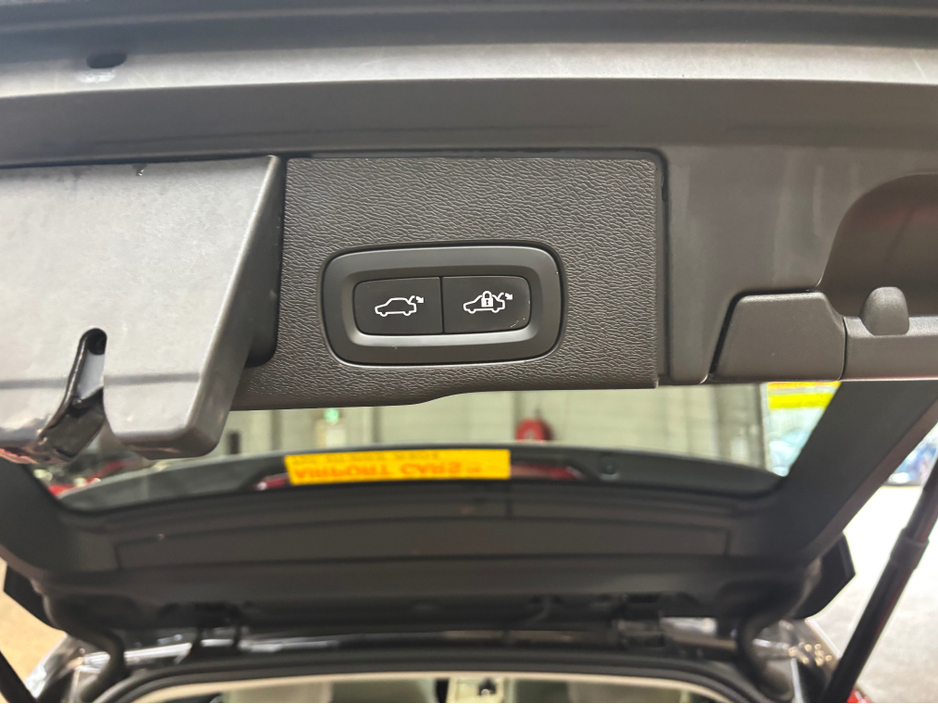 2023 Volvo XC60 - image 4