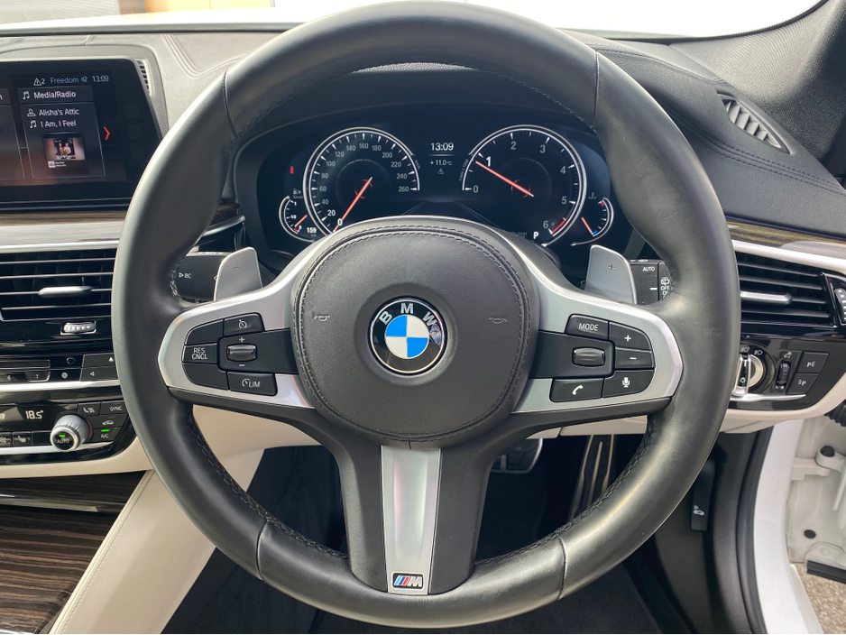 2018 BMW 5 Series - image 9