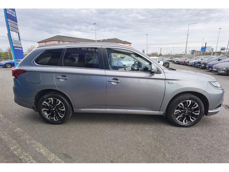 2015 Mitsubishi Outlander - image 4