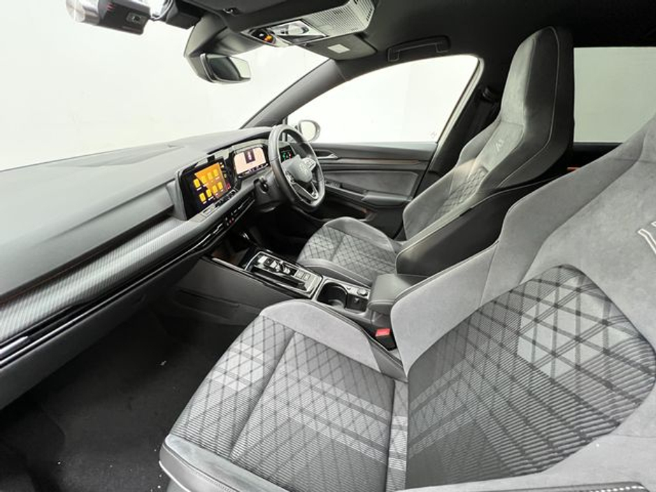 2023 Volkswagen Golf - image 14