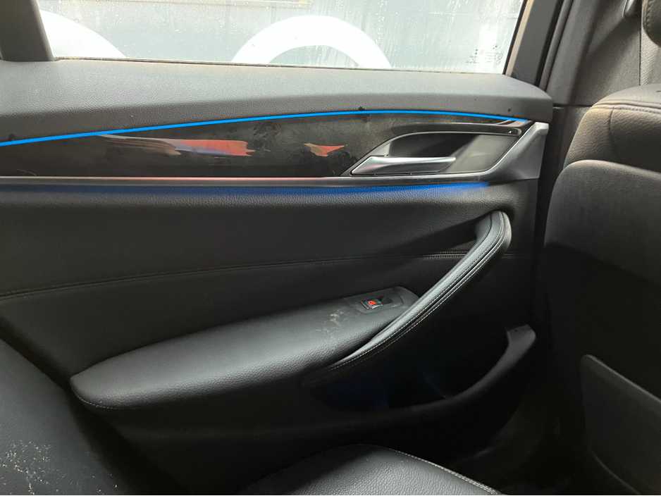 2022 BMW 5 Series - image 20