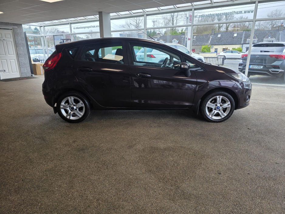 2010 Ford Fiesta - image 3