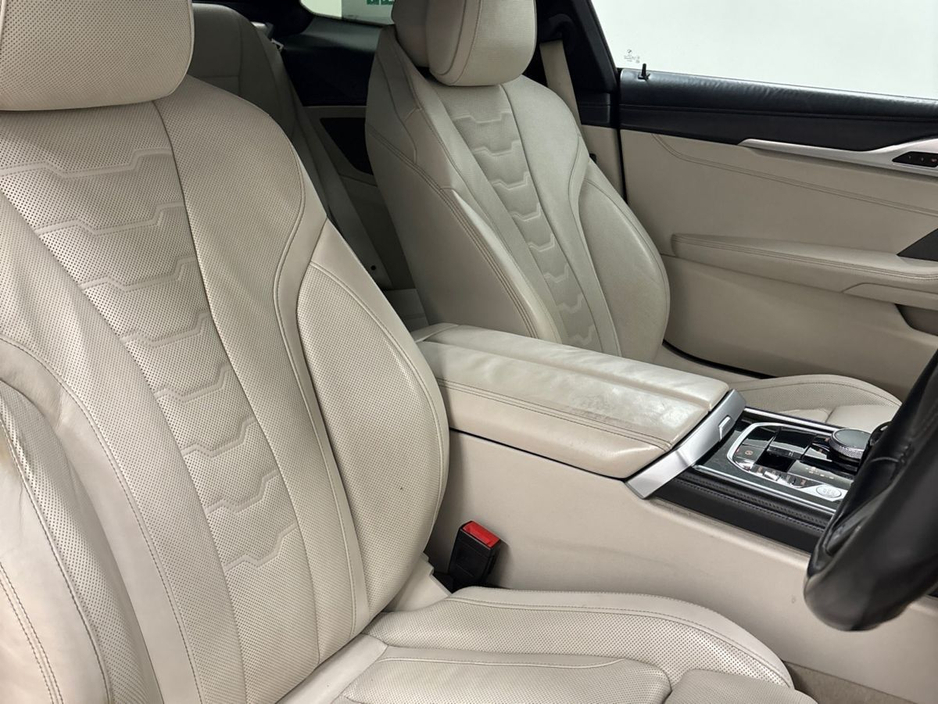 2019 BMW 8 Series - image 12