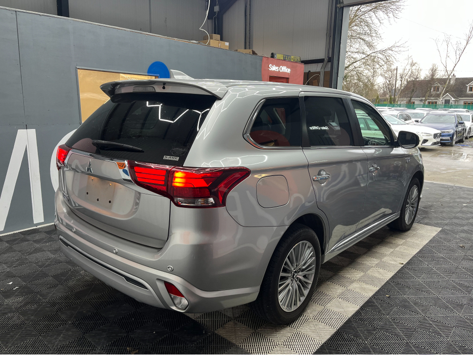 2018 Mitsubishi Outlander - image 2