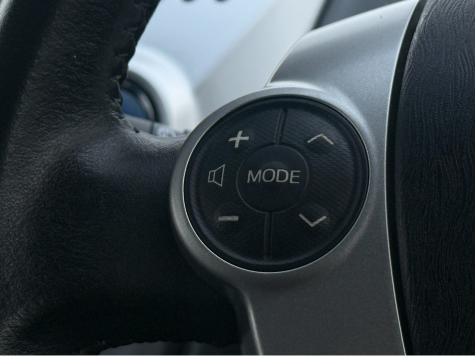 2014 Toyota Prius Alpha - image 18