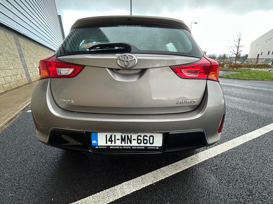 2014 Toyota Auris - image 6