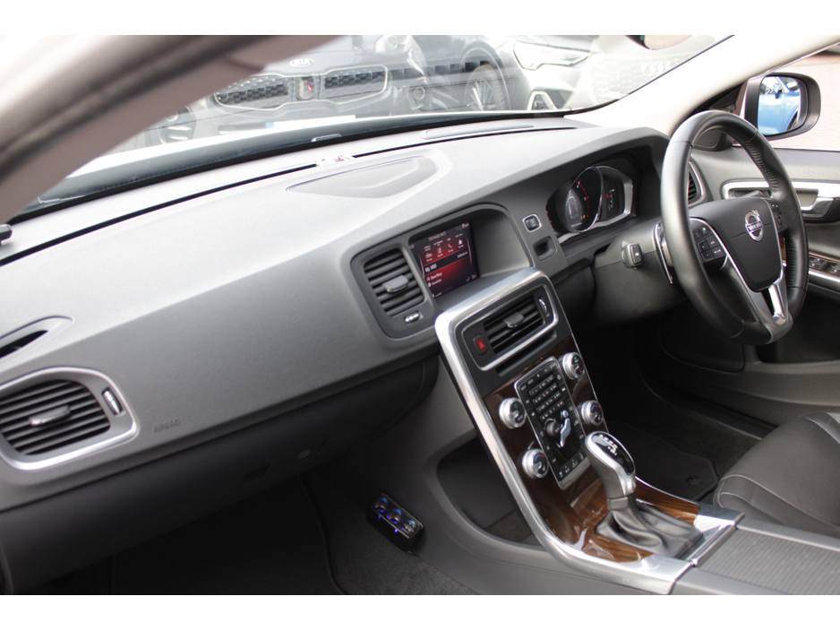 2018 Volvo V60 - image 22