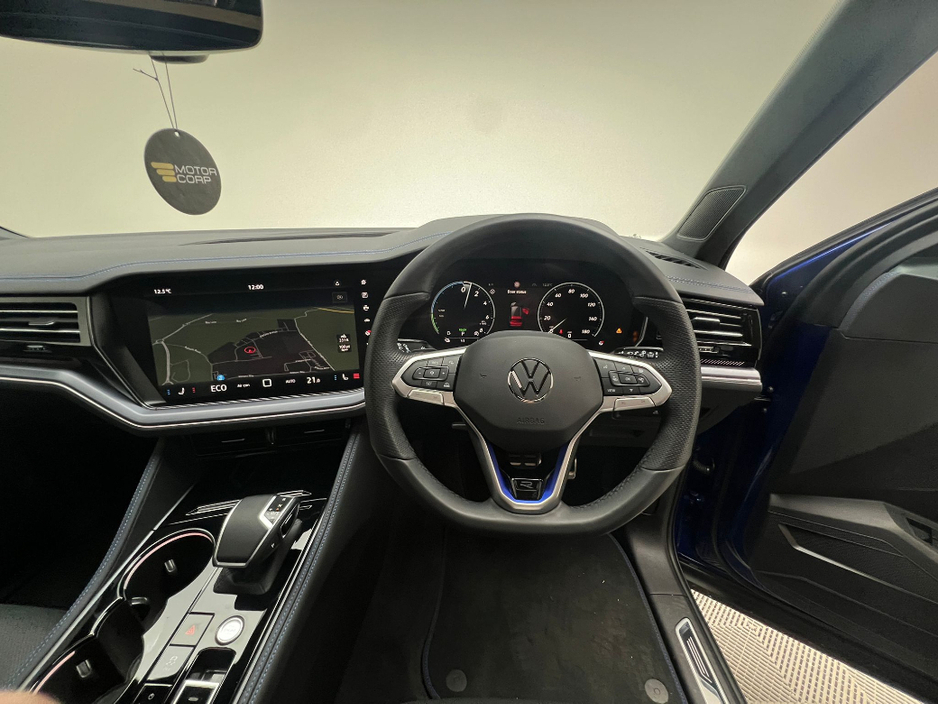 2025 Volkswagen Touareg - image 25