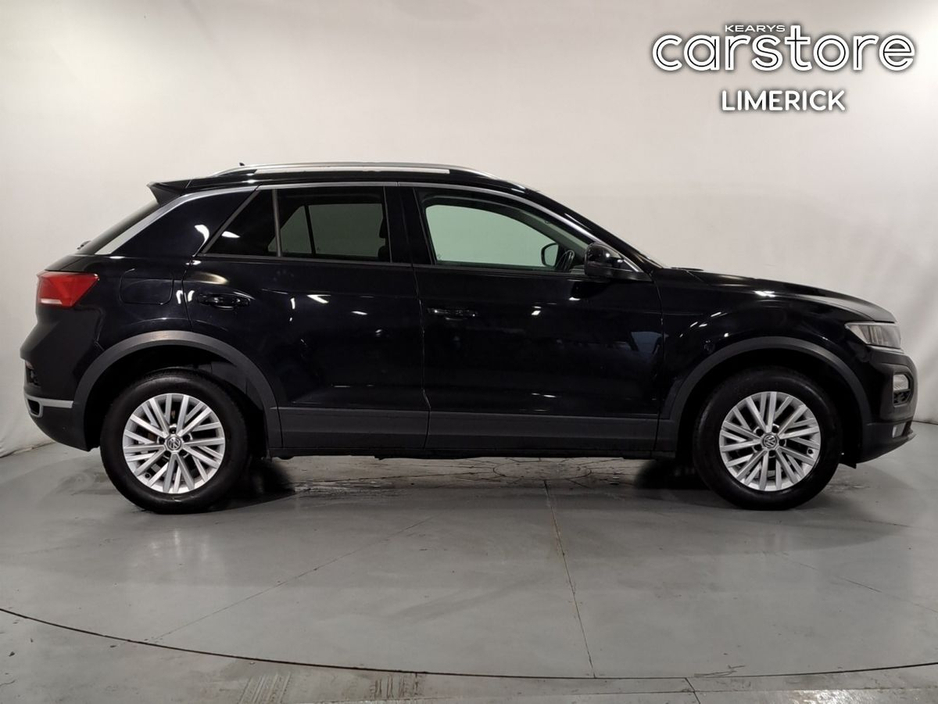 2019 Volkswagen T-Roc - image 2
