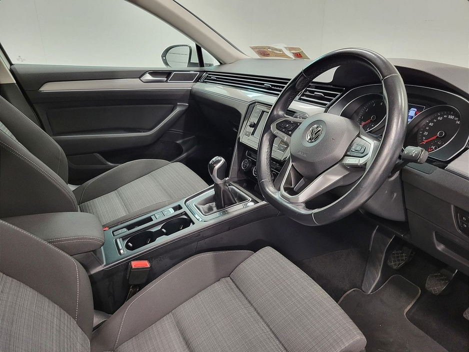 2021 Volkswagen Passat - image 6