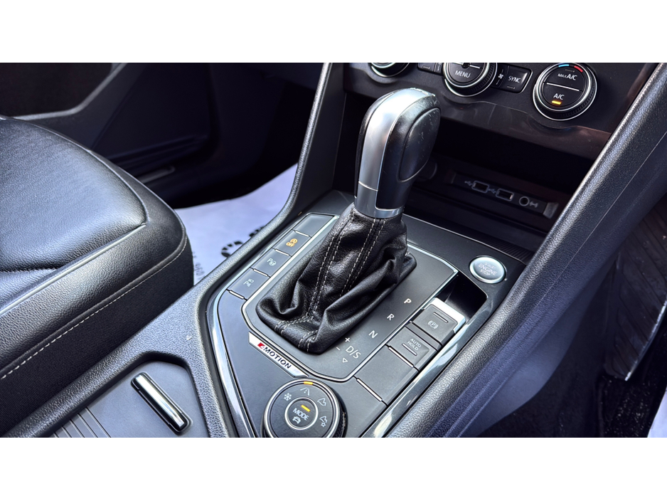 2018 Volkswagen Tiguan - image 25